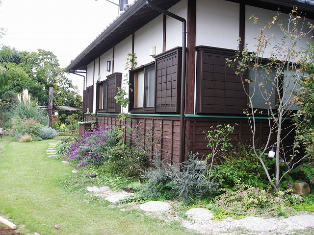 芝生が草花が良く手入れされている和モダンなお庭 庭からの恵み